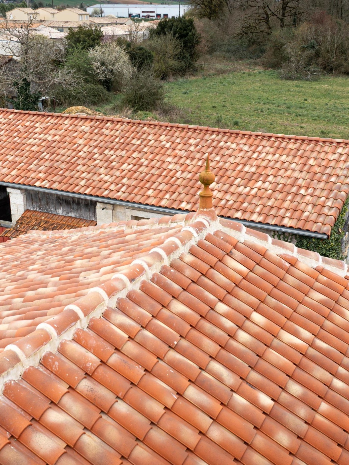 Toit en tuiles rouges vue d'en haut.