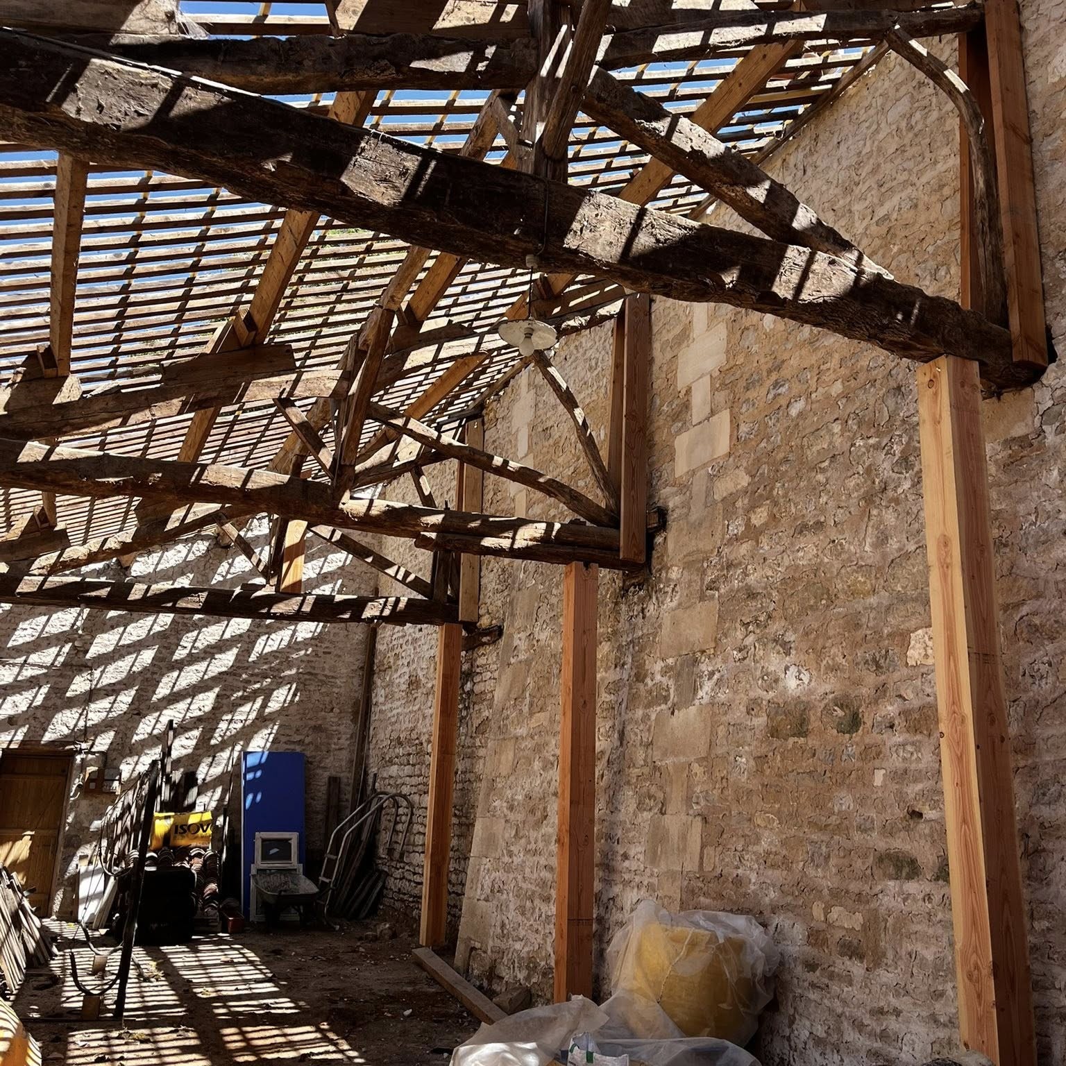 Travaux de rénovation d'une charpente en bois.