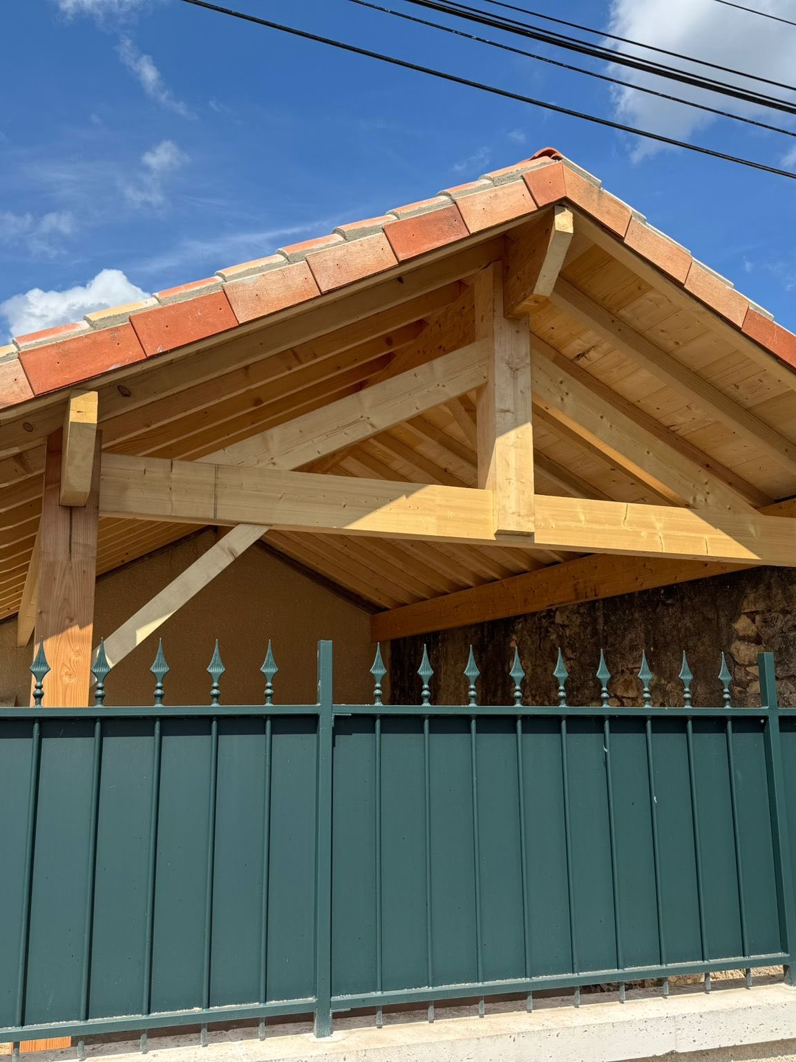 Toit en bois au-dessus d'une clôture moderne.