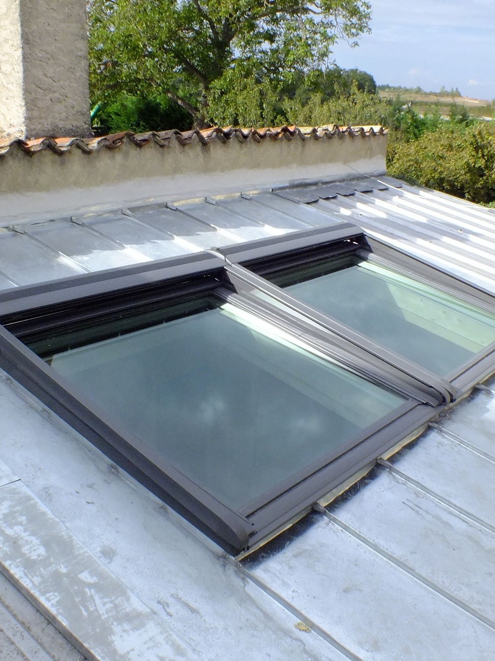 Fenêtres de toit modernes sur un toit en métal.