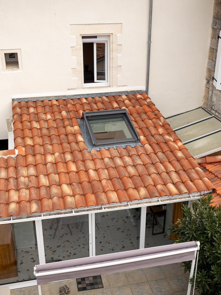 Vue aérienne d'un toit en tuiles rouges.