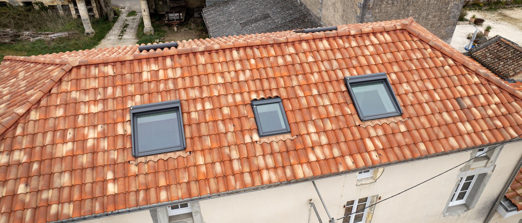 Toit en tuiles rouges avec fen&ecirc;tres de toit.
