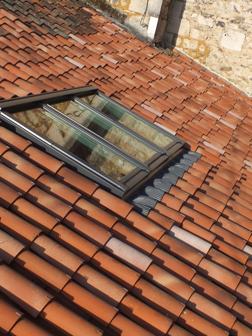 Toit en tuiles avec fenêtre de toit