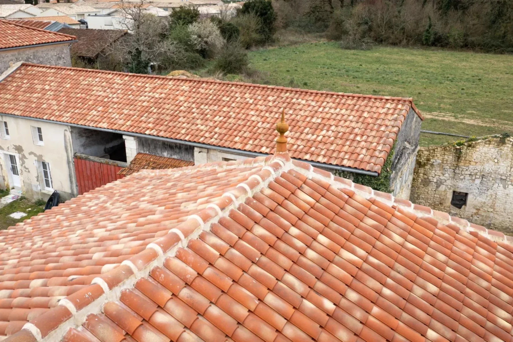 Toits en tuiles rouges dans un village rural.